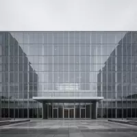 Moderne, minimalistische Fassade eines Regierungsgebäudes bei bewölktem Himmel. - Foto: über boerse-global.de