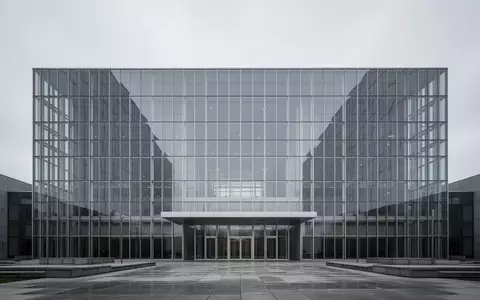 Moderne, minimalistische Fassade eines Regierungsgebäudes bei bewölktem Himmel. - Foto: über boerse-global.de