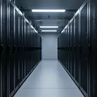Reihen von dunklen, neutralen Serverschränken in einem modernen IT-Infrastrukturraum ohne sichtbare Beschriftungen. - Foto: über boerse-global.de