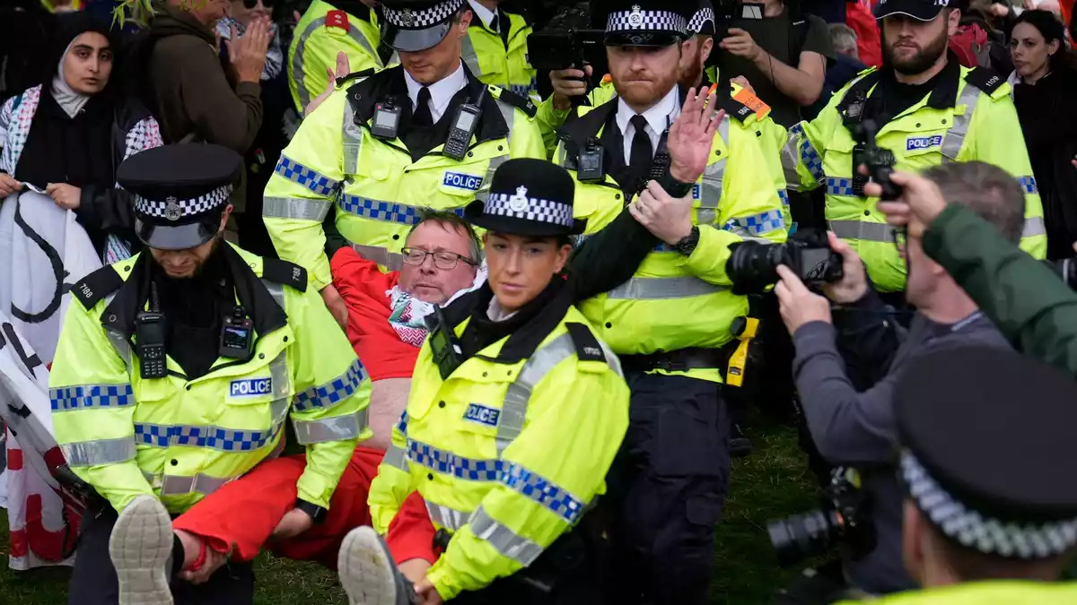 Die Polizei in Liverpool hat Dutzende Demonstranten festgenommen.  - Bild: Peter Byrne/PA Wire/dpa