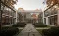 Ein minimalistischer Innenhof eines modernen Bildungshauses mit klaren architektonischen Linien und gepflegten Grünanlagen. - Foto: über boerse-global.de