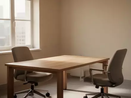 Ein heller, minimalistisch eingerichteter medizinischer Beratungsraum mit zwei StĂĽhlen und einem leeren Holztisch. - Foto: ĂĽber boerse-global.de