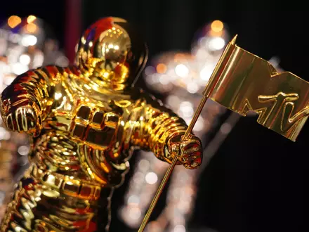 Die Trophäen stellen eine Astronautenfigur dar, die eine MTV-Fahne in der Hand hält. - Foto: Jordan Strauss/Invision/AP/dpa