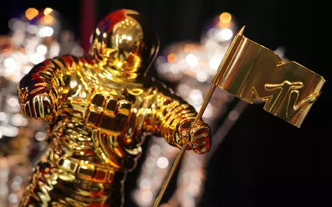 Die Trophäen stellen eine Astronautenfigur dar, die eine MTV-Fahne in der Hand hält. - Foto: Jordan Strauss/Invision/AP/dpa