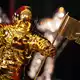 Die Trophäen stellen eine Astronautenfigur dar, die eine MTV-Fahne in der Hand hält. - Bild: Jordan Strauss/Invision/AP/dpa