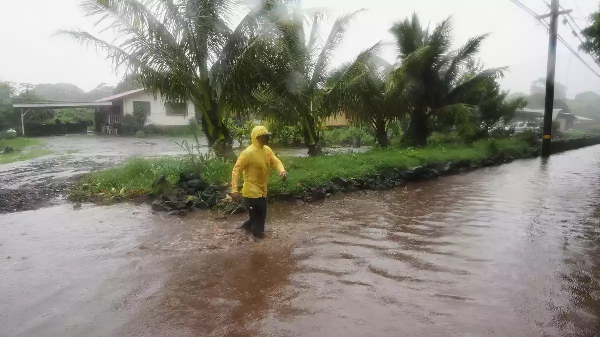 Hurrikan «Nolo» verursachte teilweise Überschwemmungen in Hawaii. - Bild: Gregory Bull/AP/dpa