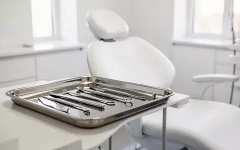 Ein helles, modernes Behandlungszimmer in einer Zahnarztpraxis mit einem leeren Behandlungsstuhl in natürlichem Licht. - Foto: über boerse-global.de