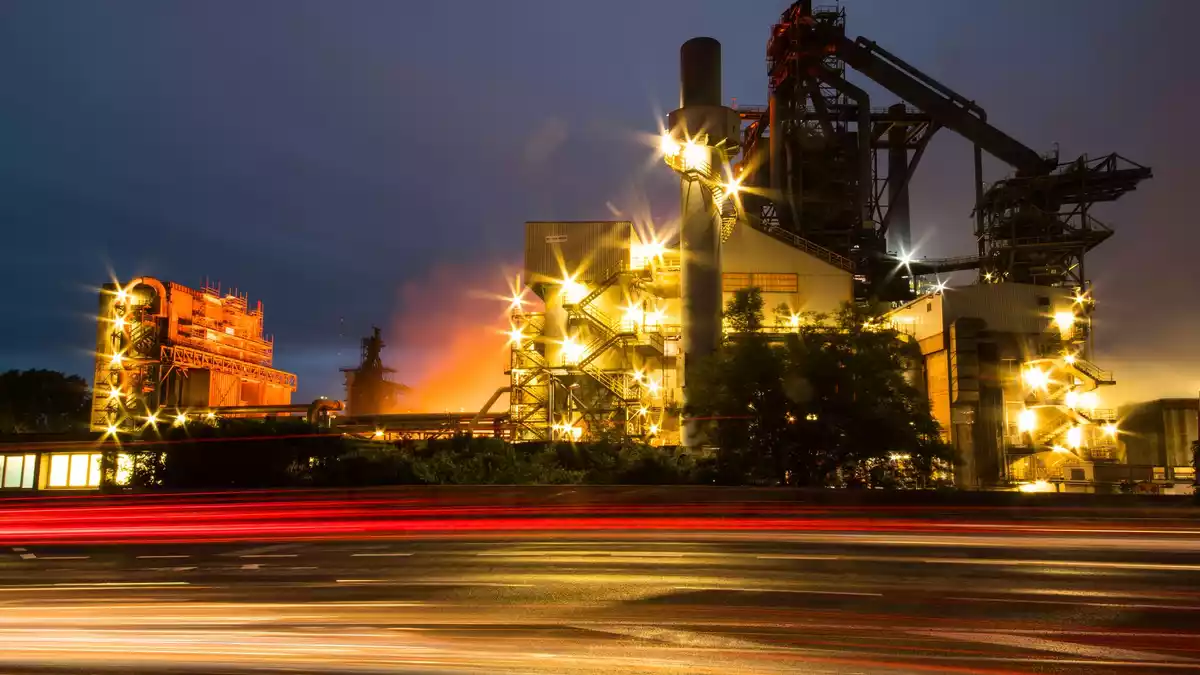 Im Saarland werden Milliarden für den Umbau der Stahlproduktion investiert. (Archivbild)  - Bild: Andreas Arnold/dpa