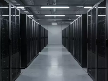 Ein moderner, ruhiger Serverraum mit dunklen Metall-Serverracks in einer minimalistischen, industriellen Umgebung. - Foto: über boerse-global.de