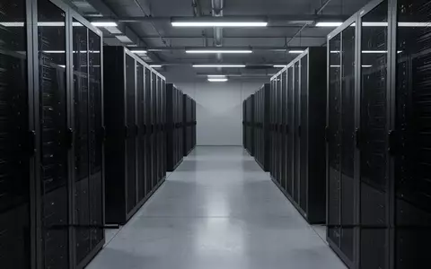 Ein moderner, ruhiger Serverraum mit dunklen Metall-Serverracks in einer minimalistischen, industriellen Umgebung. - Foto: über boerse-global.de