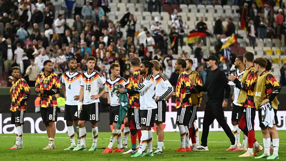 Gemeinsam gingen die Nationalspieler mit dem Bundestrainer in die Fankurve.  - Bild: Federico Gambarini/dpa