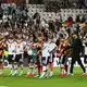 Gemeinsam gingen die Nationalspieler mit dem Bundestrainer in die Fankurve.  - Bild: Federico Gambarini/dpa