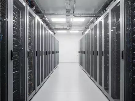 Moderne, minimalistische Server-Infrastruktur in einem Rechenzentrum mit Fokus auf die Hardware-Architektur. - Foto: über boerse-global.de