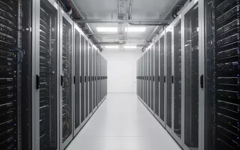Moderne, minimalistische Server-Infrastruktur in einem Rechenzentrum mit Fokus auf die Hardware-Architektur. - Foto: über boerse-global.de