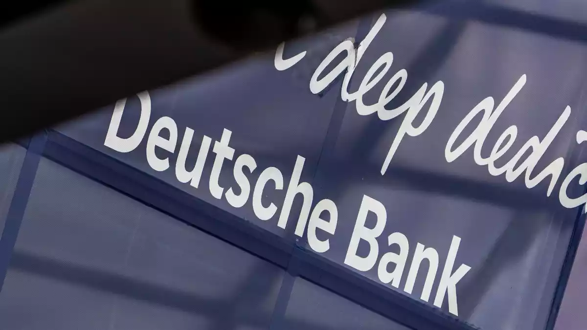 Deutschlands größtes Geldhaus hat 19 Millionen Privatkunden. (Archivbild) - Bild: Andreas Arnold/dpa