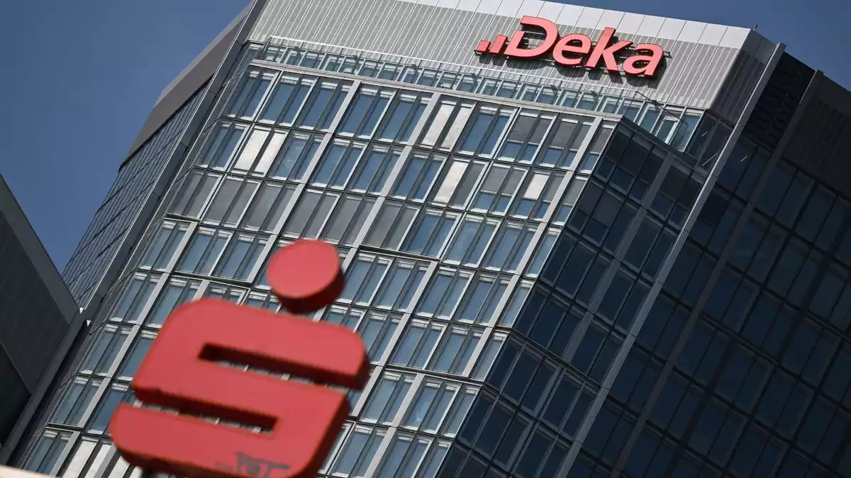 Die Dekabank versorgt die Sparkassen in Deutschland mit Produkten. (Archivbild) - Bild: Arne Dedert/dpa