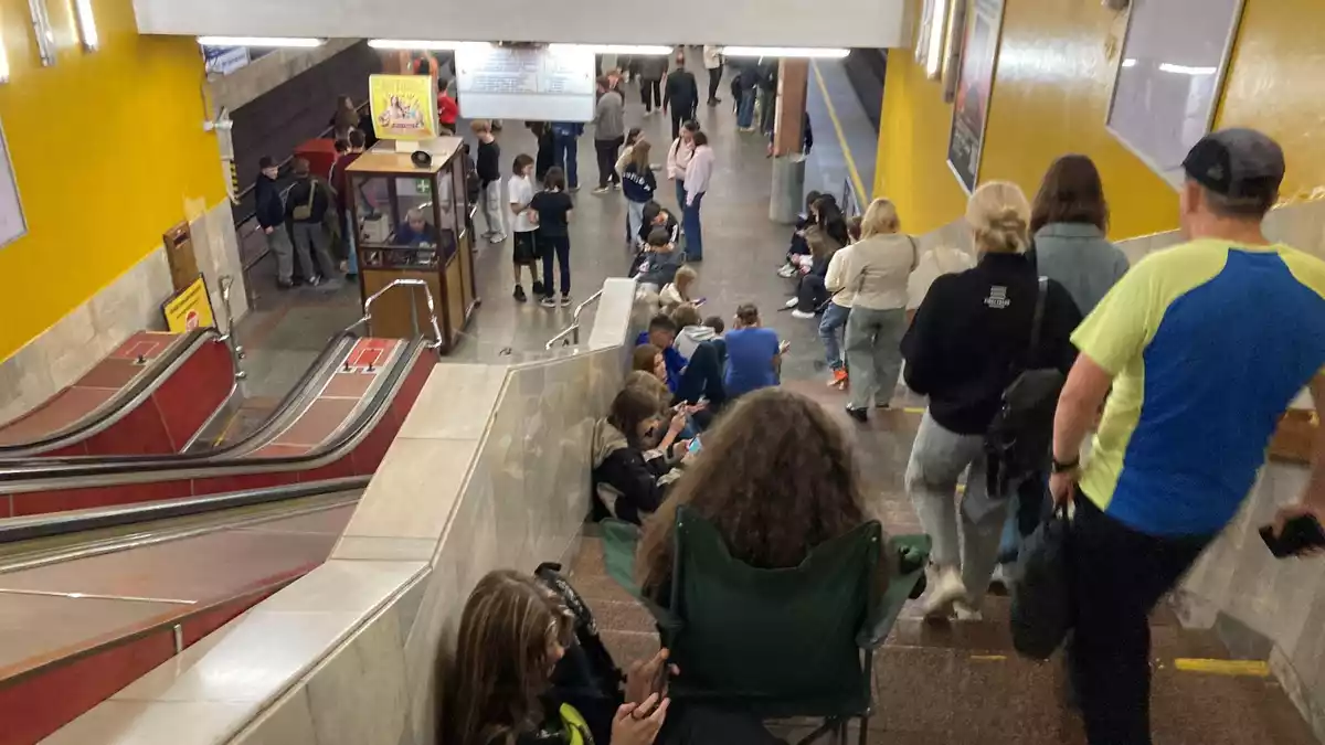 U-Bahn statt Schule: Bei Luftalarm fällt der Unterricht aus. (Archivbild) - Bild: Friedemann Kohler/dpa