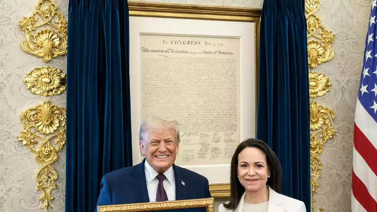 Den Nobelpreis bekam US-Präsident Donald Trump zwar nicht - aber die Friedensnobelpreisträgerin Machado (rechts) vermachte ihm ihre Medaille. (Archivbild) - Bild: Daniel Torok/White House/dpa