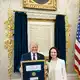 Den Nobelpreis bekam US-Präsident Donald Trump zwar nicht - aber die Friedensnobelpreisträgerin Machado (rechts) vermachte ihm ihre Medaille. (Archivbild) - Bild: Daniel Torok/White House/dpa