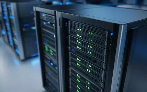 Moderne Server-Infrastruktur mit aktiven Statusleuchten in einem professionellen Rechenzentrum. - Foto: über boerse-global.de