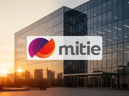 Abstraktes, modernes Bürogebäude bei Sonnenuntergang als Symbol für Unternehmensfusionen und rechtliche Prozesse. - Foto: über boerse-global.de
