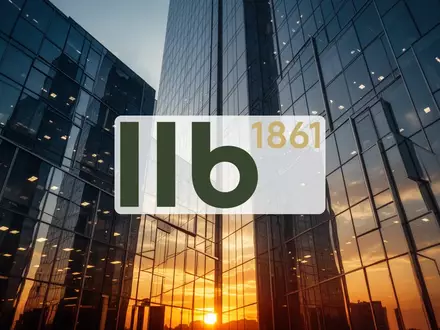 Moderne Glasfassade eines Bürogebäudes im goldenen Licht als Symbol für eine langfristige Finanzstrategie. - Foto: über boerse-global.de