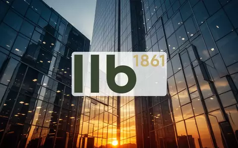 Moderne Glasfassade eines Bürogebäudes im goldenen Licht als Symbol für eine langfristige Finanzstrategie. - Foto: über boerse-global.de
