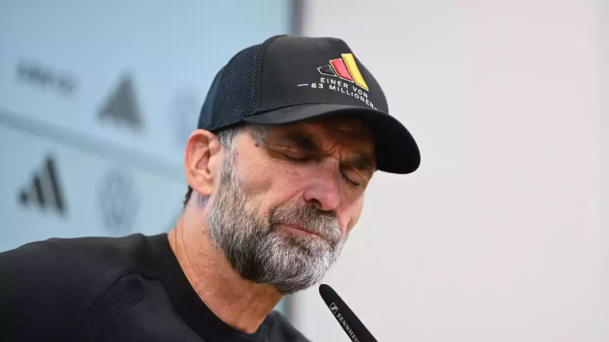 Jürgen Klopp erklärt die Niederlage, verfällt aber nicht in Depression. - Bild: Sven Hoppe/dpa