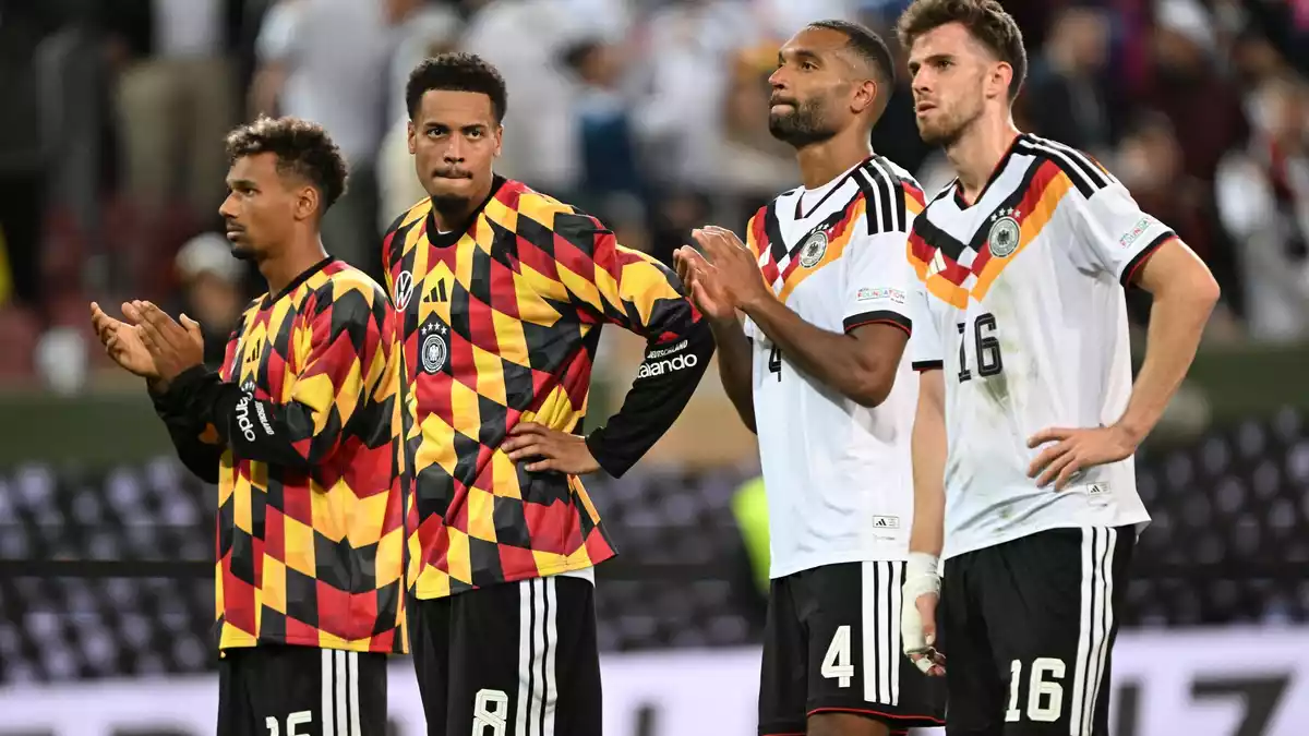Frustrierte deutsche Spieler nach dem Schlusspfiff. - Bild: Federico Gambarini/dpa