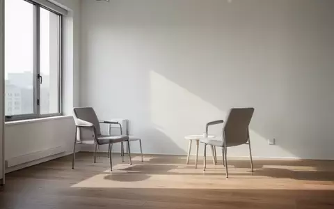 Ein minimalistischer, leerer Behandlungsraum in einer Klinik mit natürlichem Lichteinfall und neutraler Atmosphäre. - Foto: über boerse-global.de