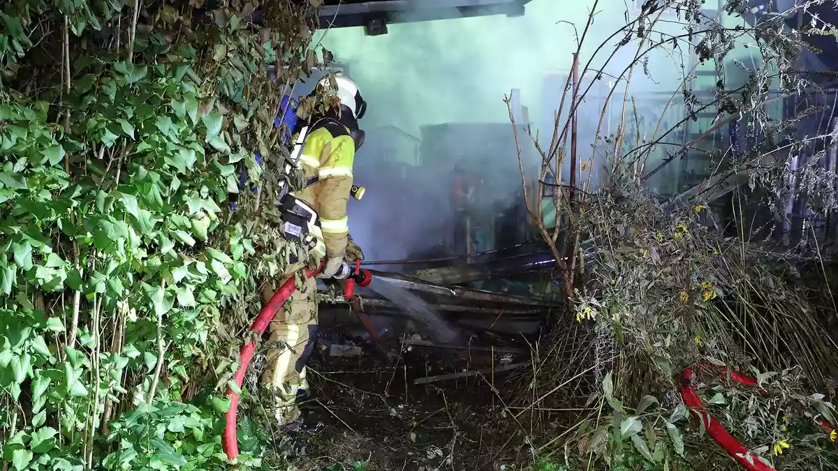 FW Dresden: Brand in Kleingartenanlage - erschwerte Zufahrt für Einsatzkräfte - Bild: presseportal.de