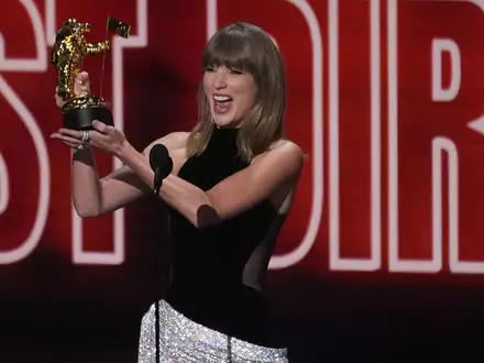 Taylor Swift freut sich über drei VMA-Preise. - Foto: Chris Pizzello/Invision/AP/dpa