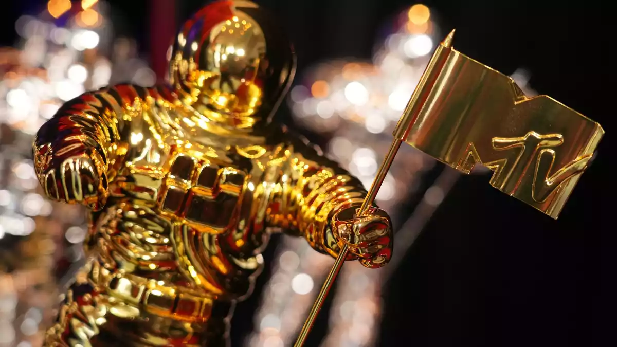 Die Trophäen sind eine Astronautenfigur mit einer MTV-Fahne.  - Bild: Jordan Strauss/Invision/AP/dpa