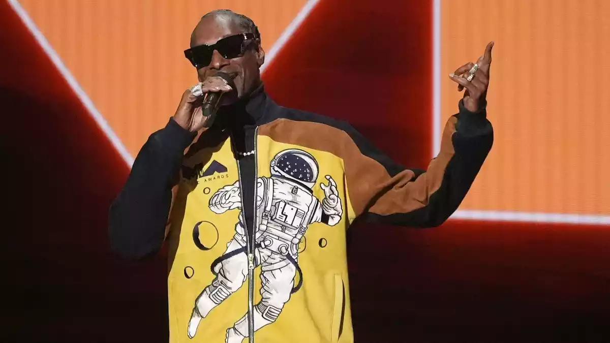 Rapper Snoop Dogg stand erstmals als Gastgeber auf der Bühne.  - Bild: Chris Pizzello/Invision/AP/dpa