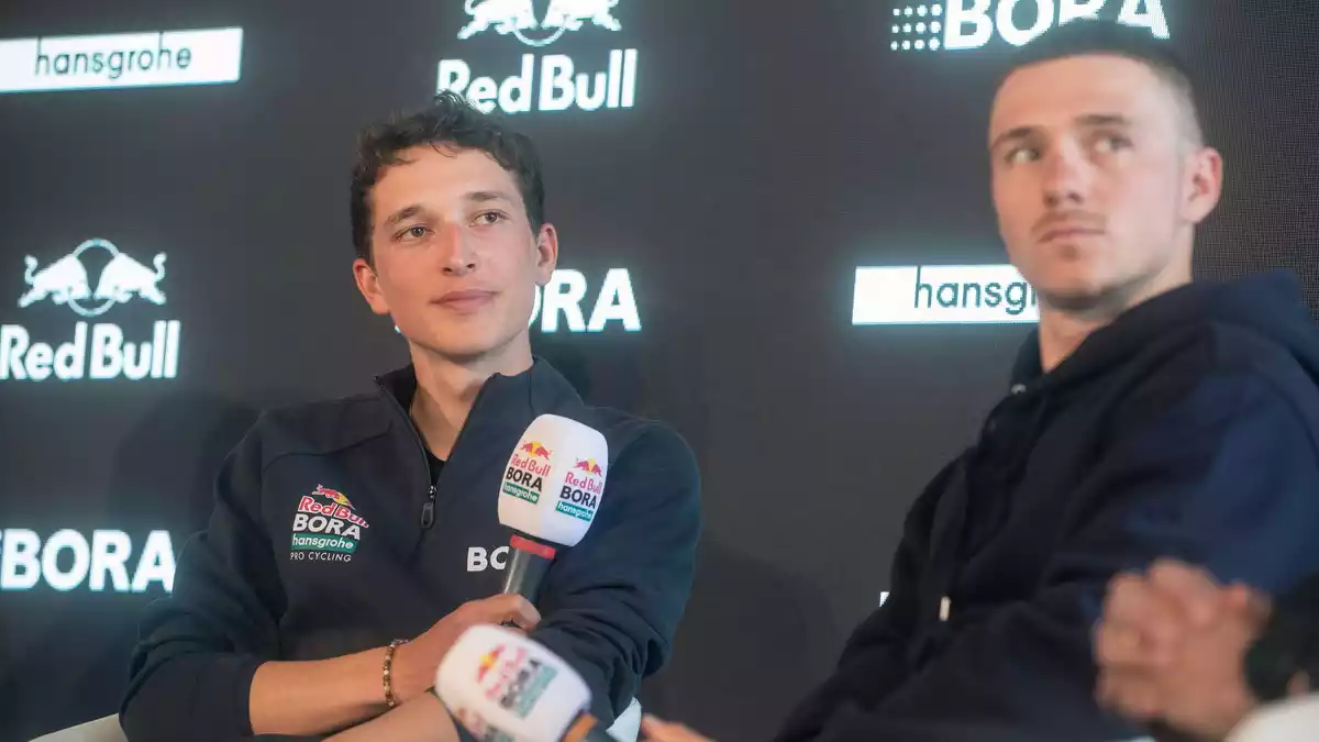 Nicht die besten Freunde: Florian Lipowitz (l) und Remco Evenepoel. (Archivbild) - Bild: Clara Margais/dpa