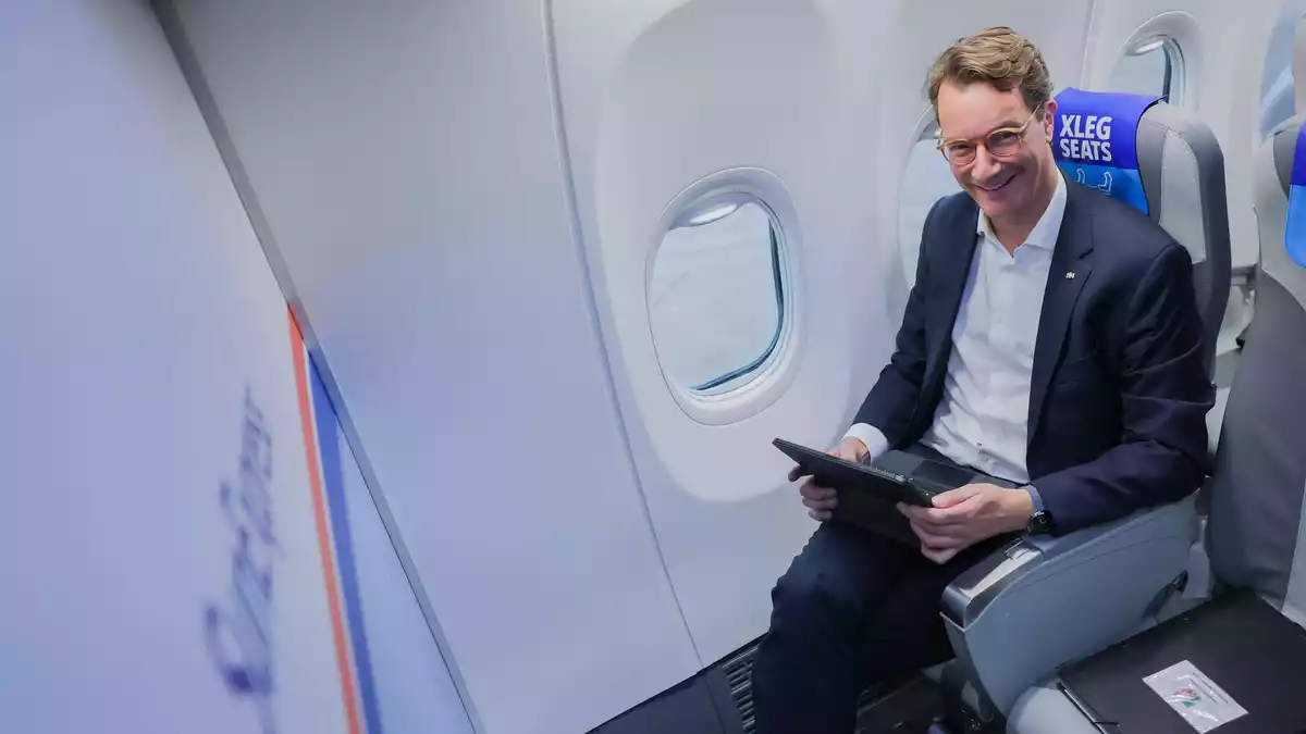 Wüst brach am Morgen mit einer großen Delegation in einem Linienflieger von Düsseldorf nach Ankara auf. - Bild: Rolf Vennenbernd/dpa