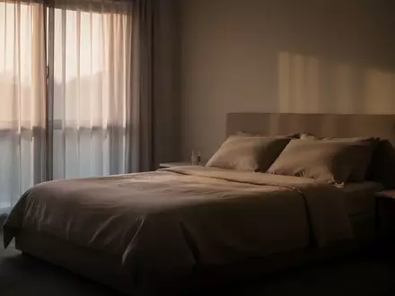 Ein ruhiges, leer stehendes Schlafzimmer in den frühen Morgenstunden mit sanftem Tageslicht. - Foto: über boerse-global.de