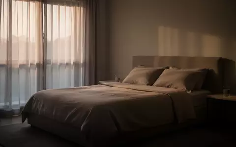 Ein ruhiges, leer stehendes Schlafzimmer in den frühen Morgenstunden mit sanftem Tageslicht. - Foto: über boerse-global.de