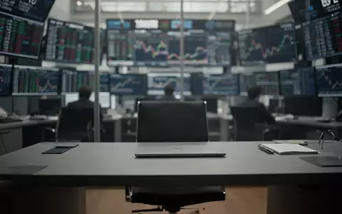 Ein moderner, unscharfer Börsen-Arbeitsplatz mit Fokus auf einem leeren Schreibtisch bei natürlichem Licht. - Foto: über boerse-global.de