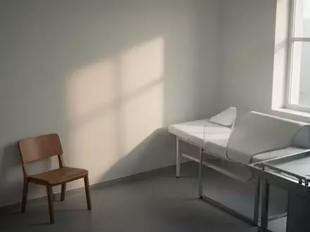 Ein leerer, minimalistischer Untersuchungsraum mit weichem Tageslicht, der eine ruhige und sterile Atmosphäre ausstrahlt. - Foto: über boerse-global.de