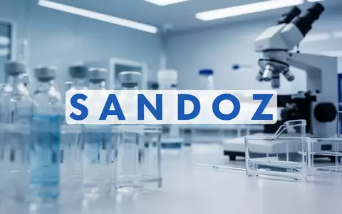 Moderne pharmazeutische Laborumgebung mit medizinischen Geräten und Glasfläschchen in professioneller Beleuchtung. - Foto: über boerse-global.de