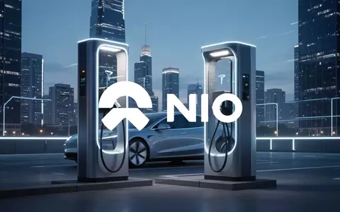 Moderne Ladestation für Elektrofahrzeuge in einer minimalistischen urbanen Umgebung bei Dämmerung. - Foto: über boerse-global.de