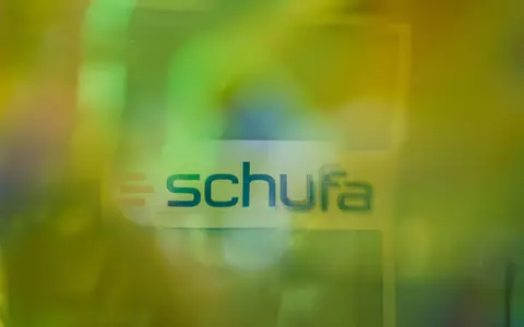 Die Schufa berechnet anhand gewaltiger Datenmengen, für wie kreditwürdig sie Verbraucher hält. Anlässlich ihres 100-jährigen Bestehens hat die Auskunftei einen tieferen Blick in ihre Geschichte zur Zeit des Nationalsozialismus (1933-1945) geworfen. (Symbolbild) - Foto: Andreas Arnold/dpa/dpa-tmn