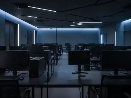 Moderne, minimalistische Räumlichkeiten einer polizeilichen Trainingseinrichtung mit unbenutzten Computerarbeitsplätzen. - Foto: über boerse-global.de