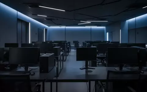 Moderne, minimalistische Räumlichkeiten einer polizeilichen Trainingseinrichtung mit unbenutzten Computerarbeitsplätzen. - Foto: über boerse-global.de