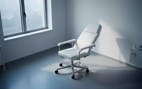 Ein leerer, minimalistischer Untersuchungsraum in einer medizinischen Praxis mit natürlichem Lichteinfall. - Foto: über boerse-global.de