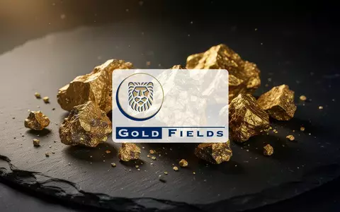 RohgoldstĂŒcke auf einer dunklen, texturierten OberflĂ€che, die die Bergbau- und Edelmetallbranche reprĂ€sentieren. - Foto: ĂŒber boerse-global.de