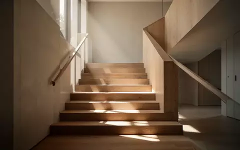 Eine minimalistische, sonnendurchflutete Holztreppe in einem modernen Gebäude, die zu Bewegung und Aktivität einlädt. - Foto: über boerse-global.de