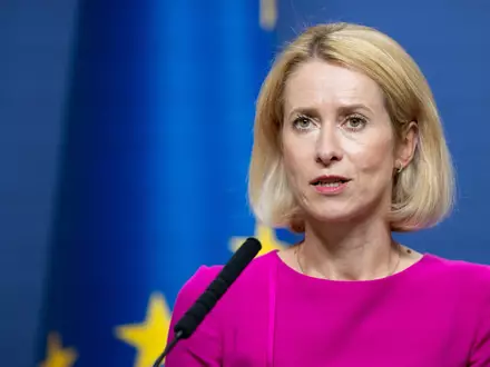 Sieht noch immer große Lücken bei den Verteidigungsfähigkeiten: EU-Chefdiplomatin Kaja Kallas. - Foto: Mindaugas Kulbis/AP/dpa