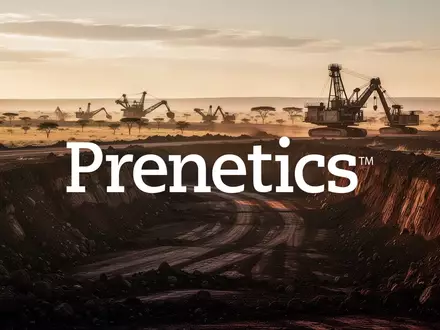 Eine weitläufige Bergbaustätte in einer Savannenlandschaft bei Sonnenuntergang, die eine industrielle Baustelle symbolisiert. - Foto: über boerse-global.de